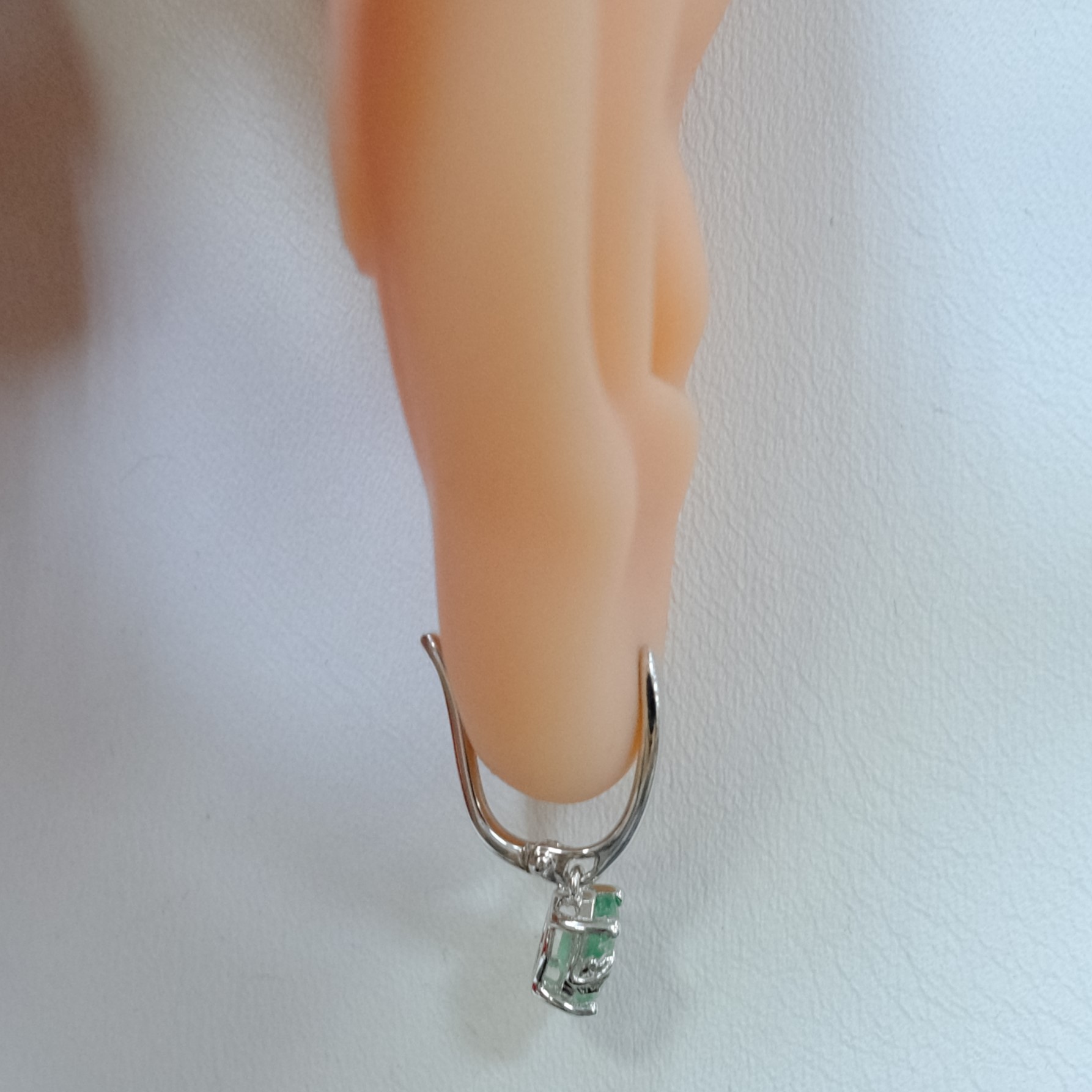 Серебряные серьги с изумрудами